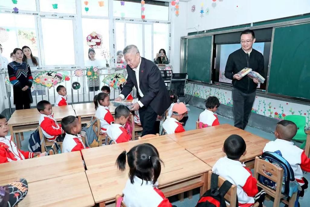 为孩子们赠送学习用品