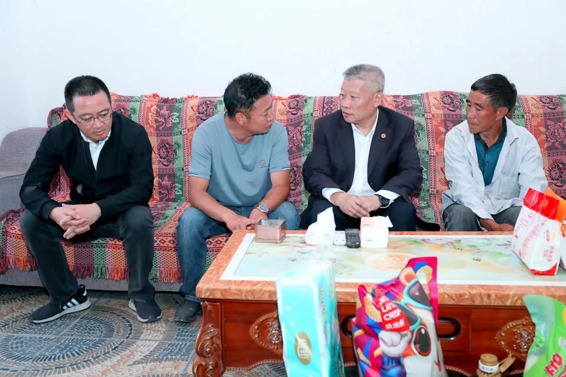 慰问燕麦地安置点村民